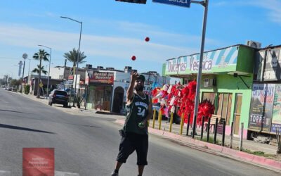 Entre semáforos y esperanza: padre lucha con malabares por la vida de su hija